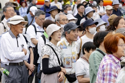 写真：街頭演説に耳を傾ける人たち＝１２日午前、福島県郡山市