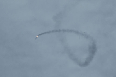 写真：打ち上げ後に落下するロケット＝１２日午前、大樹町