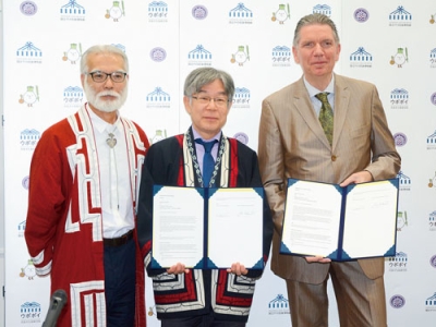 写真：協定書を披露する（右から）コッホ館長、佐々木名誉館長、野本館長