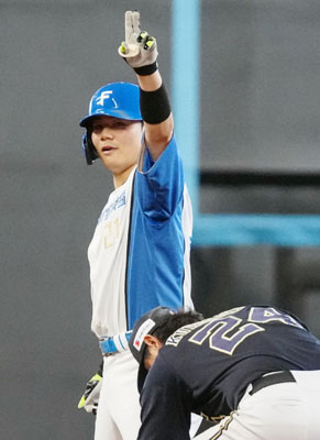 写真：２回、２点二塁打を放ちポーズをとる日本ハム・清宮幸＝エスコンフィールド