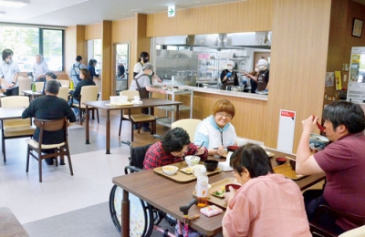 写真：共生社会を目指し、室蘭市母恋南町の「キッチン＆カフェてとて」で交流する人たち