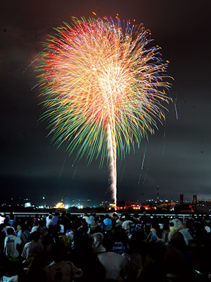 写真：２２００発の花火を夜空に打ち上げる（写真は昨年）