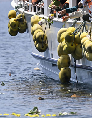 写真：観光船の沈没現場付近の海上で献花をする乗客家族ら＝１３日午前、斜里町沖