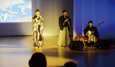 写真：木村さんが力強い歌声を響かせた江差追分のステージ
