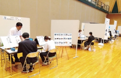 写真：市と商議所が主催し初開催した高校３年生を対象にした市内企業説明会