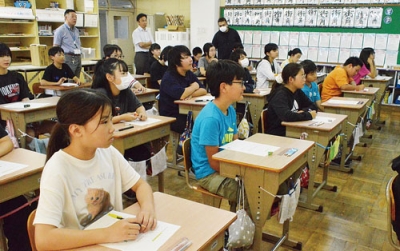 写真：中学校生活に期待を膨らませ真剣に話を聞く子どもたち