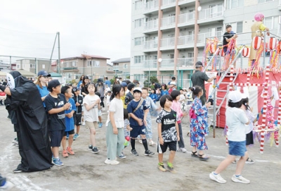 写真：盆踊りを楽しむ参加者たち