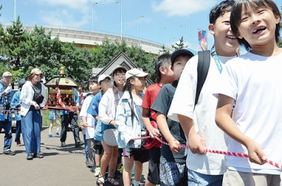 写真：会場を盛り上げた子どもみこし