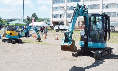 写真：小型重機の操作体験なども行われた室工高の学校祭