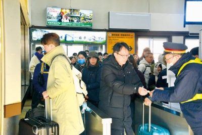 写真：春節の観光客でごった返すＪＲ登別駅のホーム＝１月２８日