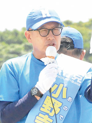 写真：「道民のために仕事をする」と訴える小野寺候補＝１３日午前１１時４７分、室蘭市祝津町