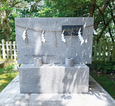 写真：室蘭八幡宮境内にある室蘭空襲、艦砲射撃被害者四三六柱の慰霊碑