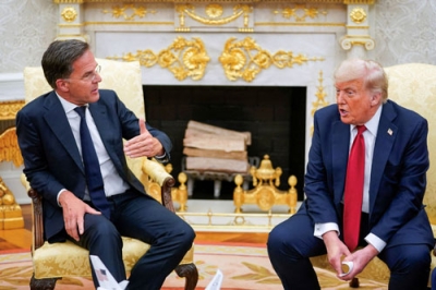 写真：１４日、米ホワイトハウスで北大西洋条約機構（ＮＡＴＯ）のルッテ事務総長（左）と会談するトランプ大統領（ロイター＝共同）