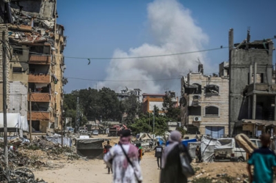 写真：１４日、ガザ北部ガザ市で、イスラエル軍の攻撃を受けて上がる煙（アナトリア通信提供・ゲッティ＝共同）