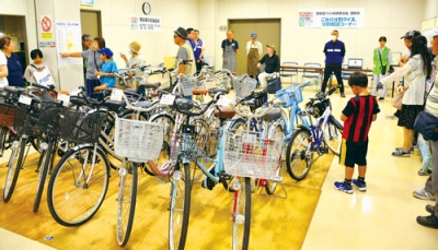写真：多くの応募があった再生展示自転車の抽選会