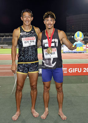 写真：陸上日本選手権混成競技の男子十種競技で初優勝した右代啓欣。左は兄の啓祐＝６月、岐阜長良川競技場