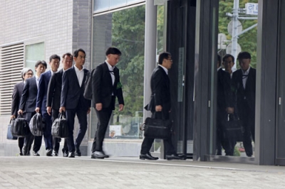 写真：ＪＲ北海道本社に入る、国交省鉄道局と北海道運輸局の監査員ら＝１６日午前１０時１分、札幌市中央区