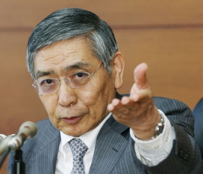 写真：２０１５年４月３０日、金融政策決定会合後に記者会見する日銀の黒田東彦総裁（当時）＝日銀本店