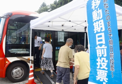 写真：移動式期日前投票所に投票に訪れた市民ら＝９日、石川県珠洲市宝立町