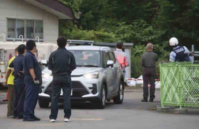 写真：福島町のスーパー近くで、箱わなの設置を見守る町職員ら＝１５日午後