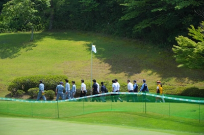 写真：クマの目撃情報があった女子ゴルフ、明治安田レディースの会場を見回る大会関係者ら＝１６日、宮城県富谷市（ゲッティ＝共同）