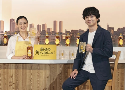 写真：発表会に登場した蒼井優（左）と染谷将太＝１６日、東京都文京区