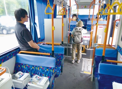 写真：バスを利用した移動期日前投票所で投票する市民＝１６日午前、松ヶ枝町
