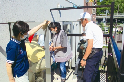 写真：地域住民も参加して行われた火災避難訓練（提供写真）