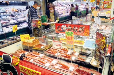 写真：ウナギのかば焼きなどが並ぶ特設コーナー＝コープさっぽろしが驛前店