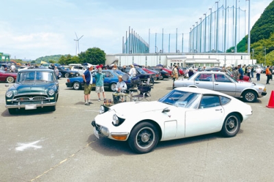 写真：往年の名車が並び、愛好者を楽しませたイベント会場