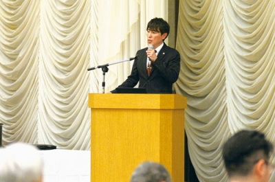 写真：２０２５年度の計画について説明する内池社長