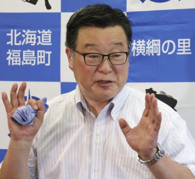 写真：記者会見する福島町の鳴海清春町長＝１６日午後、福島町