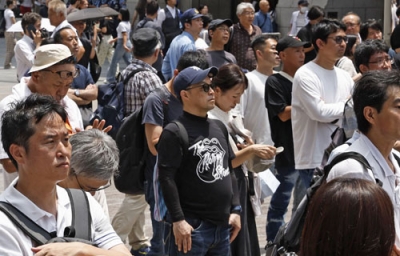 写真：参院選の街頭演説に集まった人たち＝１６日午後、大阪市