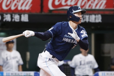 写真：１回日本ハム２死一、三塁、石井が右翼線に先制二塁打を放つ＝ベルーナドーム