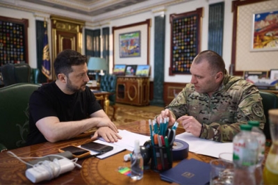 写真：ウクライナ保安局（ＳＢＵ）のトップと会談するゼレンスキー大統領（左）＝６月１日、キーウ（ウクライナ大統領府提供、ゲッティ＝共同）