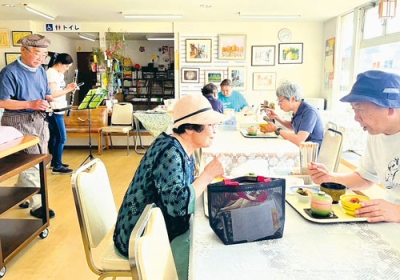 写真：みんなで朝食を楽しむ参加者ら（提供写真）
