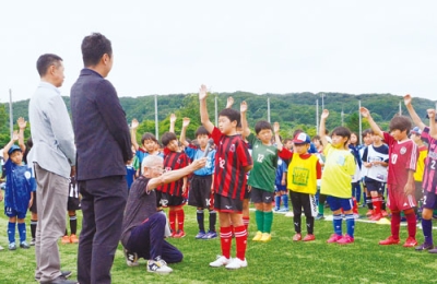 写真：開会式で宣誓する選手たち