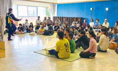 写真：演劇に見入る子どもたち