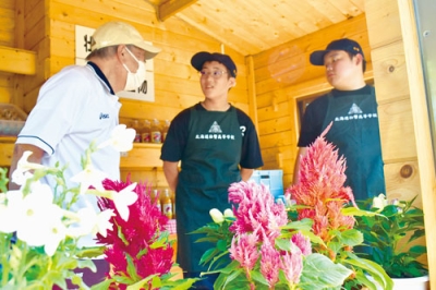 写真：訪れた客に丁寧に対応する壮瞥高生