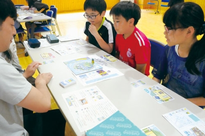 写真：ゲームを通しゼロカーボンの取り組みを学ぶ児童