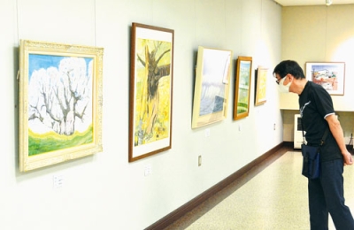 写真：個性豊かな４０作品が並ぶ室蘭美術協会会員展