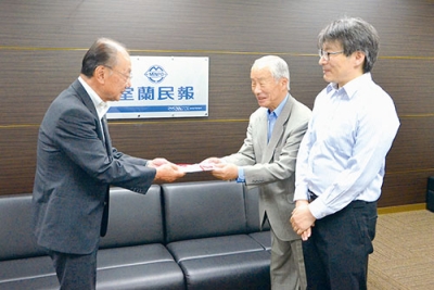 写真：寄付金を渡す山本代表取締役（中央）と敬広取締役（右）