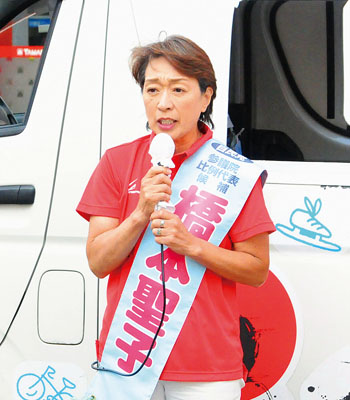 写真：「スポーツを各分野と融合させて新産業をつくる」と訴える橋本候補＝１７日午後３時半、室蘭市中島町