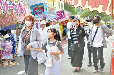 写真：露店がズラリと軒を連ね、大勢の来場者でにぎわうすずらん通り