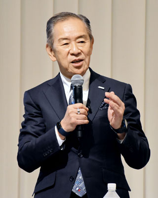 写真：記者会見するラピダスの小池淳義社長＝１８日午前、千歳市