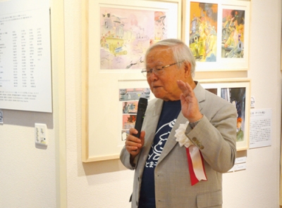 写真：展示について解説する安彦さん（右）