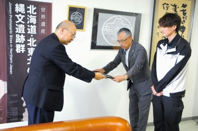 写真：感謝状を受ける金子社長（中央）