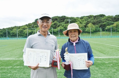 写真：夏季交歓室蘭大会で優勝した前原さん（左）と塚本さん