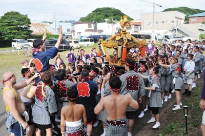写真：「わっしょい」と声を響かせ、みこしを担ぐ学生ら
