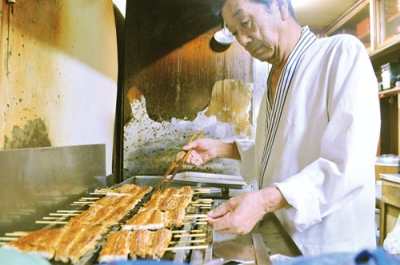 写真：丁寧にウナギを焼き上げる市原社長